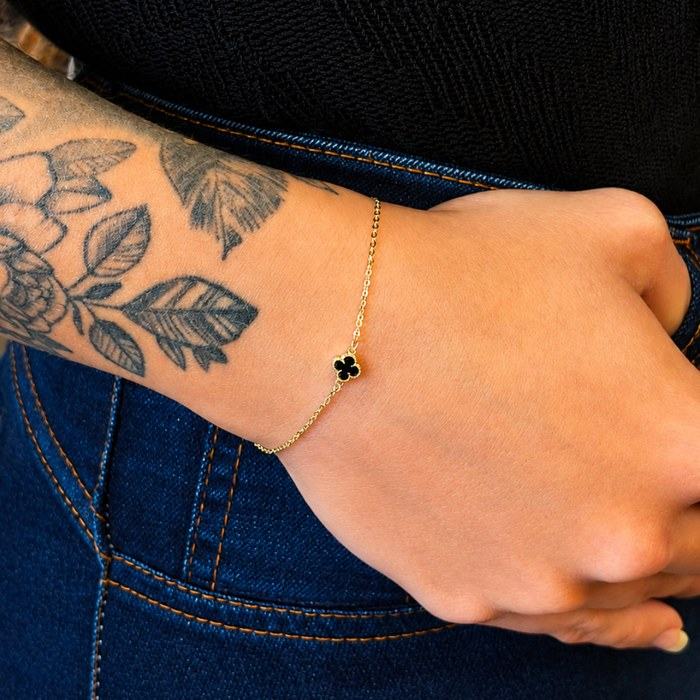 Pulseira Trevo Ônix sendo usado(a)