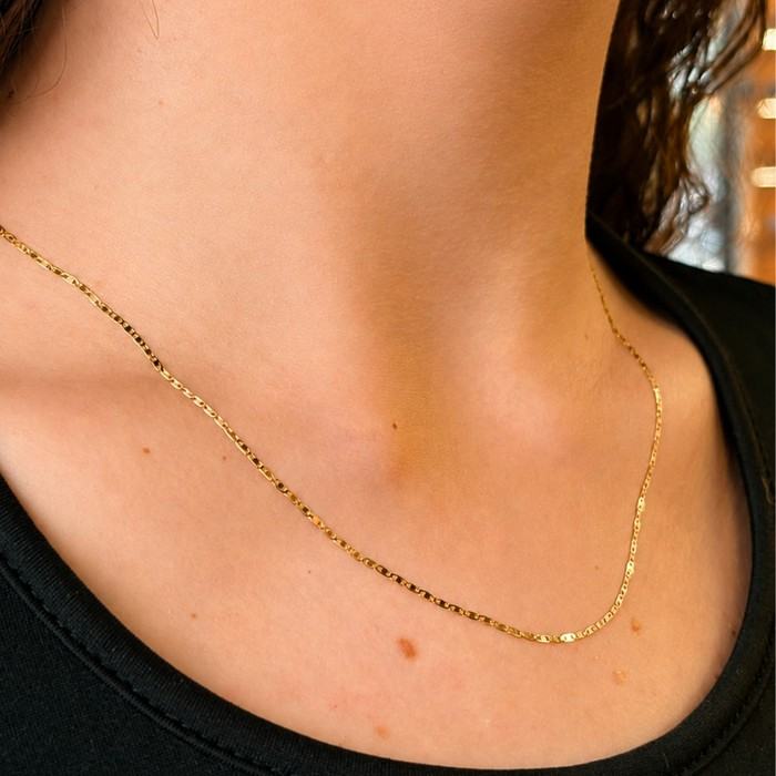 Corrente Elo Cartier Feminina sendo usado(a)