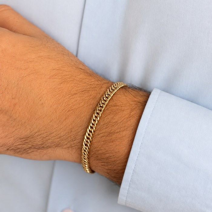 Pulseira Grumet Grossa sendo usado(a)